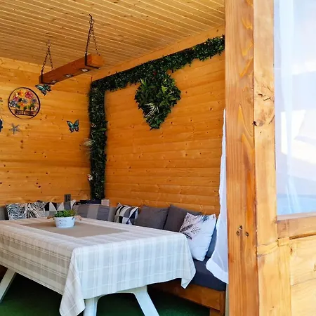 Campsite еко къщи градина